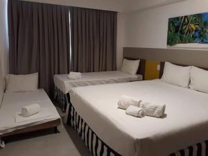 Dos camas una al lado de la otra en una habitación. en Apartamento de 6 pessoas Olimpia Park Resort, en Olímpia 27 fotos más