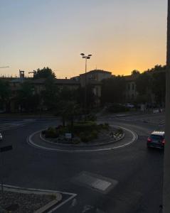 eine kurvenreiche Straße mit einem Auto, das die Straße entlangfährt in der Unterkunft Shining house in Milan in Mailand