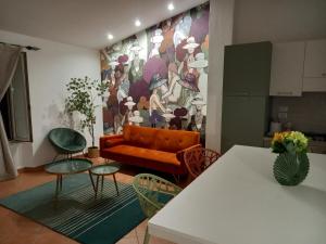 un soggiorno con divano, tavolo e sedie di Vicolo delle Forbici a Città della Pieve