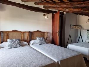 מיטה או מיטות בחדר ב-Apartamentos rurales La Alquería del Pilar