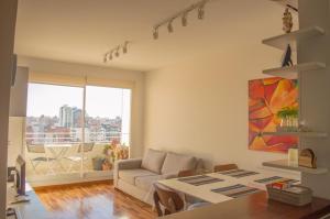 a living room with a couch and a table at Depto Meridia 2 in Rosario