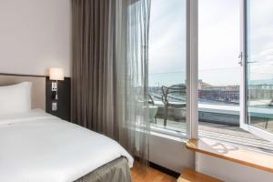Rúm í herbergi á Radisson Blu Hotel Uppsala