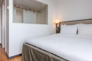 Rúm í herbergi á Radisson Blu Hotel Uppsala