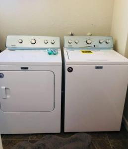 dos electrodomésticos blancos están sentados uno al lado del otro en Mishas Comfort Haven, en Marysville