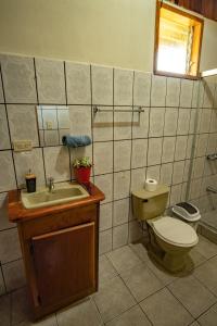 a bathroom with a toilet and a sink at Cowboy Hostel - Habitaciones con Baño Privado in Monteverde Costa Rica