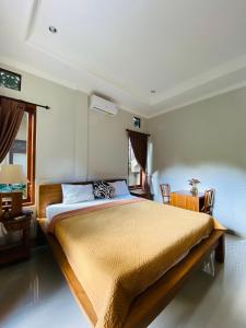 1 dormitorio con 1 cama grande en una habitación en Wina Ubud B&B, en Ubud