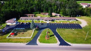 una vista aerea di una scuola con parcheggio di Champlain Motor Inn a Pembroke