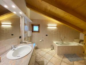 a bathroom with a sink and a bath tub at Loft Mountain Spirit in Livigno