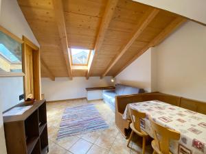 sala de estar con mesa y sofá en Loft Mountain Spirit en Livigno