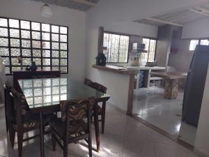 een keuken met een tafel en stoelen in een kamer bij Casa Campestre para vacacionar en Viota in Viotá