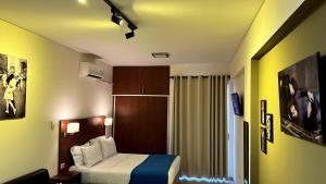Pacifico Apart Hotel في سانتا كروز دي لا سيرا: غرفة فندق بسرير في غرفة