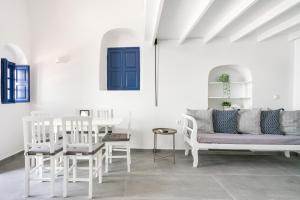 salon z białymi krzesłami i kanapą w obiekcie Oia Cave Loft w mieście Oia