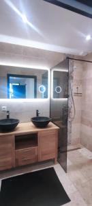 een badkamer met 2 wastafels en een douche bij les Issambres baie Saint Tropez appt standing 4 P in Les Issambres