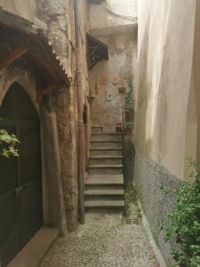 un callejón con escaleras en un edificio antiguo en Casa Scanno centro storico en Scanno