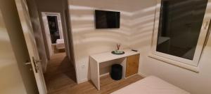 Televízia a/alebo spoločenská miestnosť v ubytovaní Apartman Marčelina 2 in Trogir