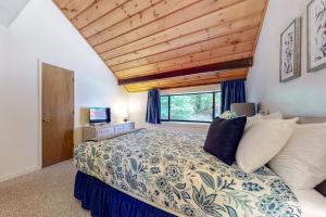 a bedroom with a bed and a window at Loon Mountain Getaway in Lincoln