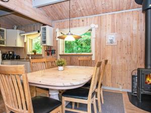 een eetkamer met een houten tafel en stoelen bij 6 person holiday home in Silkeborg in Silkeborg
