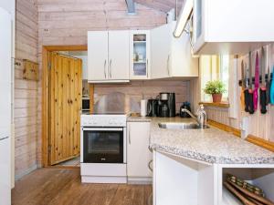 uma cozinha com armários brancos e um lavatório em 6 person holiday home in Silkeborg em Silkeborg