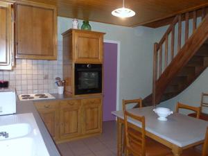 cocina con fregadero y mesa con microondas en Gîte Aubepierre-sur-Aube, 3 pièces, 5 personnes - FR-1-611-52, 