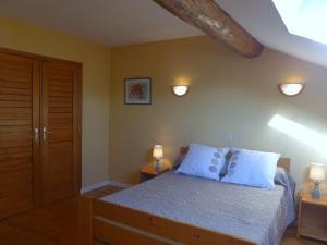 ein Schlafzimmer mit einem Bett mit weißen Kissen und zwei Lampen in der Unterkunft Gîte Aubepierre-sur-Aube, 5 pièces, 9 personnes - FR-1-611-1 