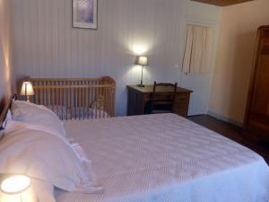 Fotografie z fotogalerie ubytování Gîte spacieux rénové avec jardin clos, 4 chambres, garage, proche de Chaumont. - FR-1-611-1 v destinaci Aubepierre-sur-Aube