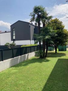 A garden outside Outdooredo Garda Apartment