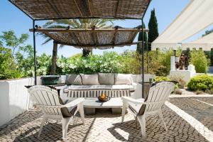 En uteplass på Altanure - Quinta Sol d'Agua Beautiful Country Side Cottage with Private Pool