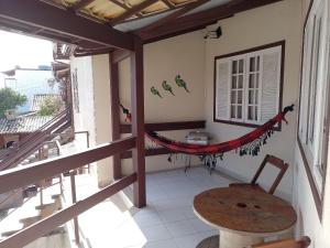 Habitación con balcón con hamaca. en ECONOMICS- AMPLO, VENTILADO E ACONCHEGANTE, en Cabo Frío