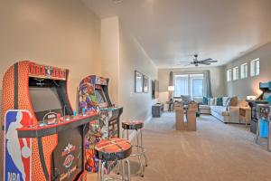 sala de estar con sistema de videojuegos y sala de estar en Modern Flagstaff Retreat with Fire Pit and EV Charger!, en Flagstaff