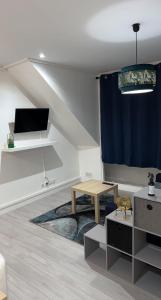 Appartement moderne refait à neuf proximité centre ville et plage的电视和/或娱乐中心