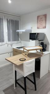 Appartement moderne refait à neuf proximité centre ville et plage的电视和/或娱乐中心