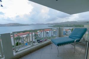 balkon z krzesłem i widokiem na wodę w obiekcie Costa Bonita Private Villa 604 w mieście Culebra