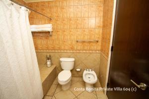 La petite salle de bains est pourvue de toilettes et d'un bidet. dans l'établissement Costa Bonita Private Villa 604, à Culebra