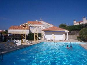 ラ・トランシュ・シュル・メールにあるAppartement La Tranche-sur-Mer, 3 pièces, 5 personnes - FR-1-194-107の大型スイミングプールでのスイミング(2名分)