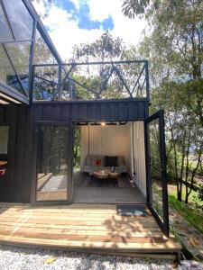 uma casa moderna com portas de vidro e um pátio em ZIRUMA HOUSE em Santa Elena