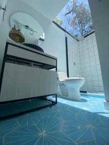 uma casa de banho com um lavatório e um WC em ZIRUMA HOUSE em Santa Elena