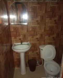 a bathroom with a toilet and a sink at Amazon Jaguar Adventure & Lodge in Iquitos