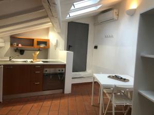- une cuisine avec un évier et une table dans l'établissement Il tetto fiorito dell'Isola, à Milan