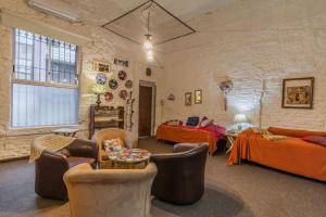 a living room filled with furniture and a brick wall at IDEAL EXCELENTE LOFT MANHATTAN ENTERO PET Friendly ZONA CENTRICA in Montevideo