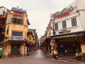 une rue urbaine avec des bâtiments sur le côté de la route dans l'établissement Alba house 53 Hang Buom, à Hanoï