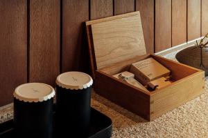 drewniane pudełko i dwa stołki obok drewnianych pudełek w obiekcie IJE Namhae w mieście Namhae
