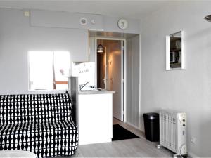 Fotografia z galérie ubytovania Studio rénové avec balcon, skis aux pieds, WiFi gratuit, accès piscine chauffée - FR-1-267-189 v destinácii Le Corbier
