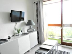 Fotografia z galérie ubytovania Studio rénové avec balcon, skis aux pieds, WiFi gratuit, accès piscine chauffée - FR-1-267-189 v destinácii Le Corbier