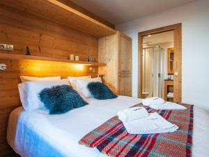 1 dormitorio con 1 cama blanca grande con almohadas azules en Chalet Saint-Martin-de-Belleville, 5 pièces, 8 personnes - FR-1-344-777 en Saint-Martin-de-Belleville