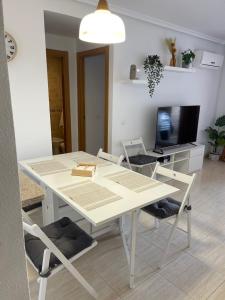 Televízia a/alebo spoločenská miestnosť v ubytovaní APARTAMENTO ZONA MARINADOR, CERCA A LA PLAYA