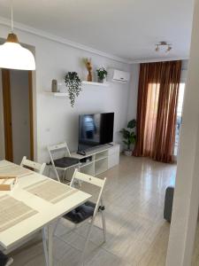 Televízia a/alebo spoločenská miestnosť v ubytovaní APARTAMENTO ZONA MARINADOR, CERCA A LA PLAYA