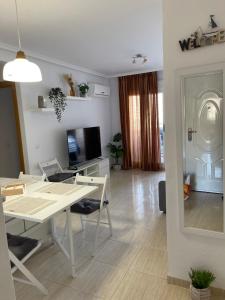 Televízia a/alebo spoločenská miestnosť v ubytovaní APARTAMENTO ZONA MARINADOR, CERCA A LA PLAYA