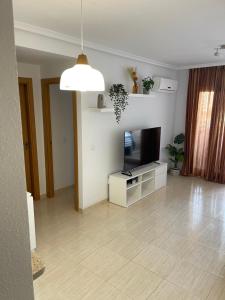 Televízia a/alebo spoločenská miestnosť v ubytovaní APARTAMENTO ZONA MARINADOR, CERCA A LA PLAYA