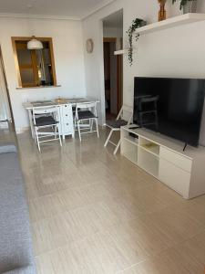 Televízia a/alebo spoločenská miestnosť v ubytovaní APARTAMENTO ZONA MARINADOR, CERCA A LA PLAYA
