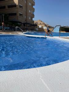 Bazén v ubytovaní APARTAMENTO ZONA MARINADOR, CERCA A LA PLAYA alebo v jeho blízkosti